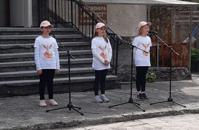 С прекрасни български песни в изпълнение на Никол, Елена, Маги, Божидара, Теодора и Лили на събора  в с.Момина Клисура 1