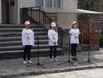 С прекрасни български песни в изпълнение на Никол, Елена, Маги, Божидара, Теодора и Лили на събора  в с.Момина Клисура 4